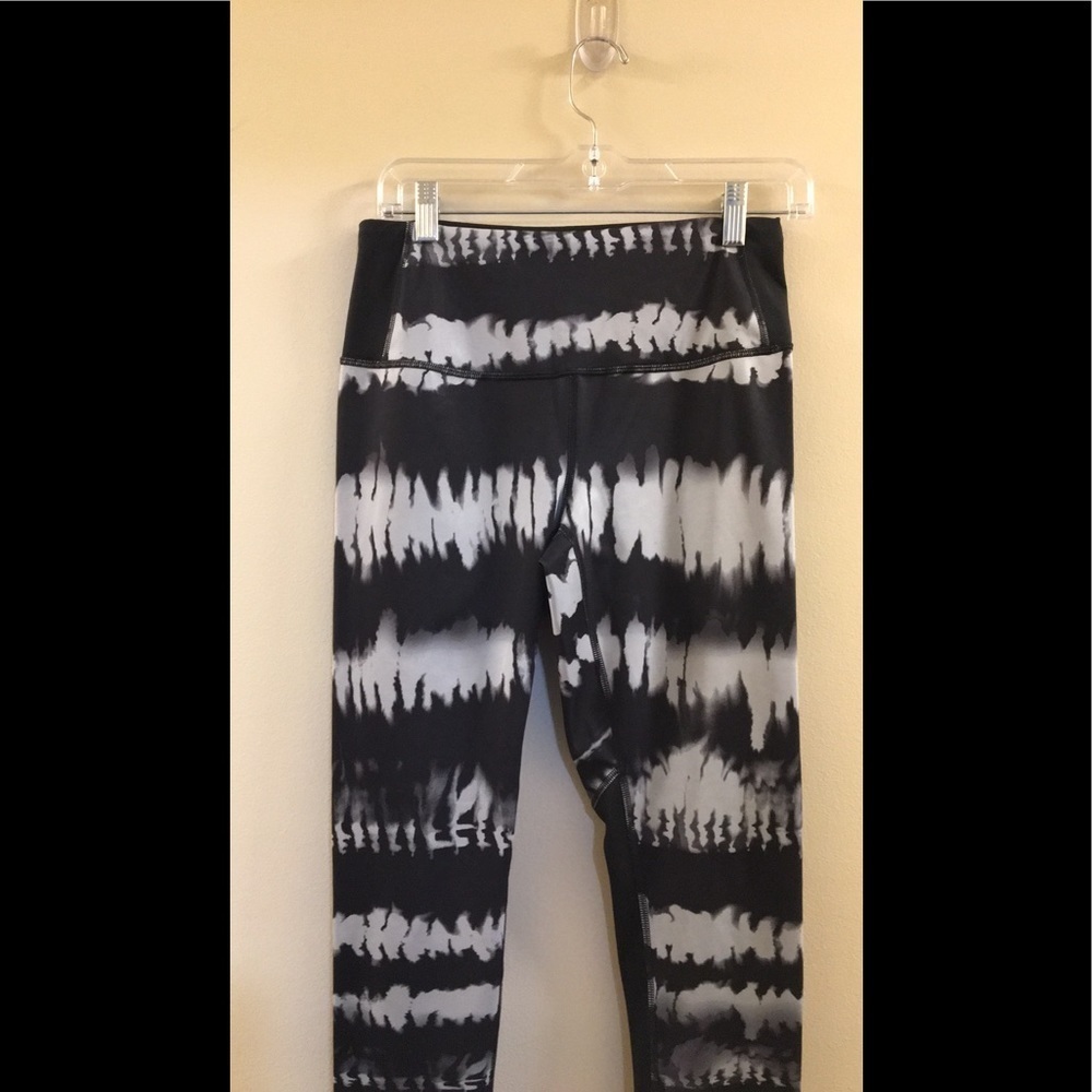 lucy Studio Hatha Black and White Tie-Dye Leggings ah. - Picture 9 of 11